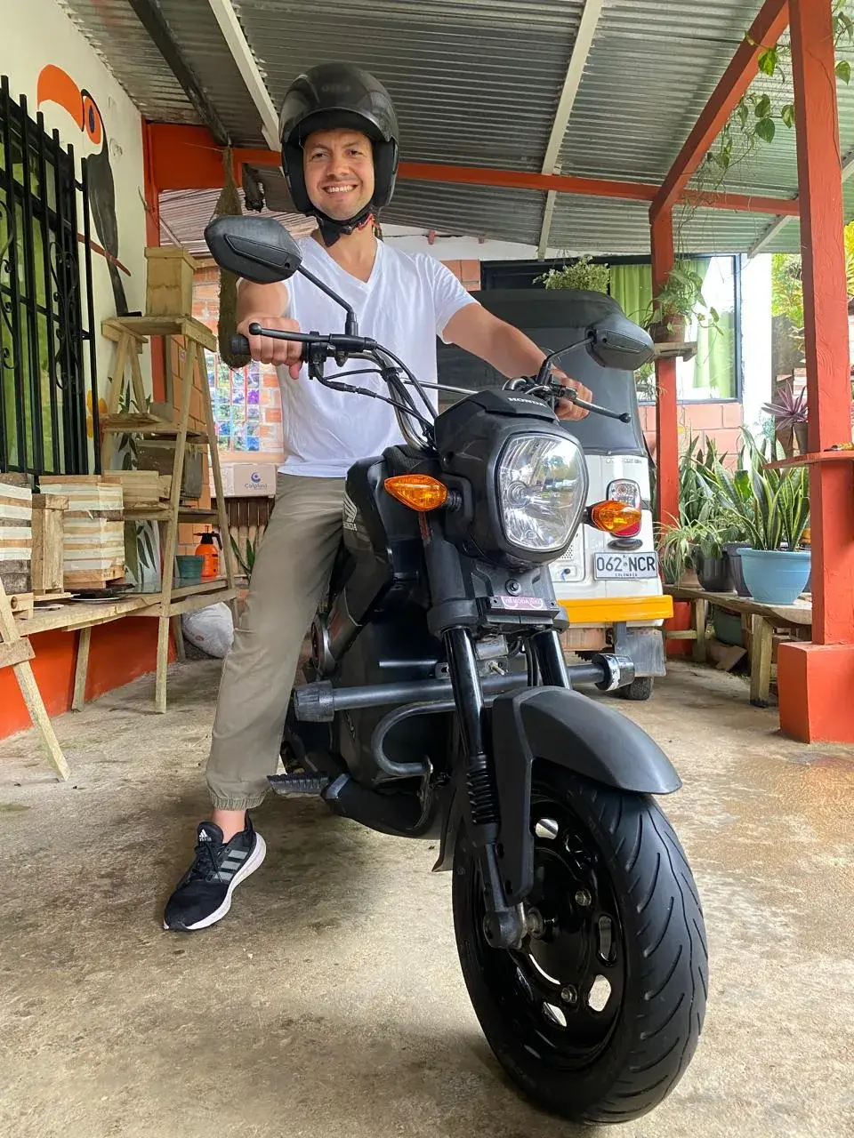 Viajero listo para salir en la moto de la casa