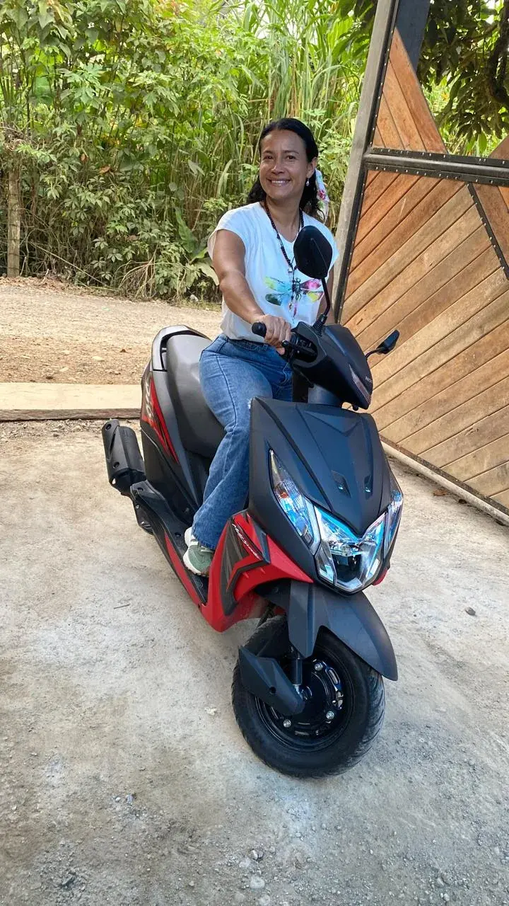 Viajera lista para salir en la scooter Honda Dio automática