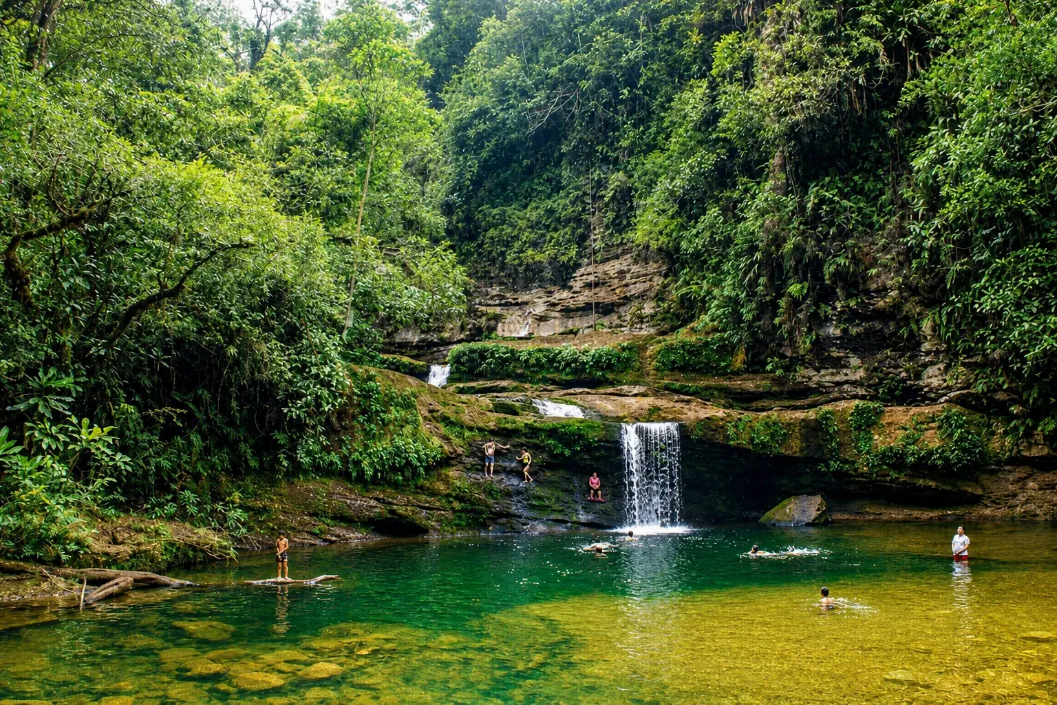 Cascada y laguna esmeralda en la selva amazónica cerca de Mocoa, Putumayo