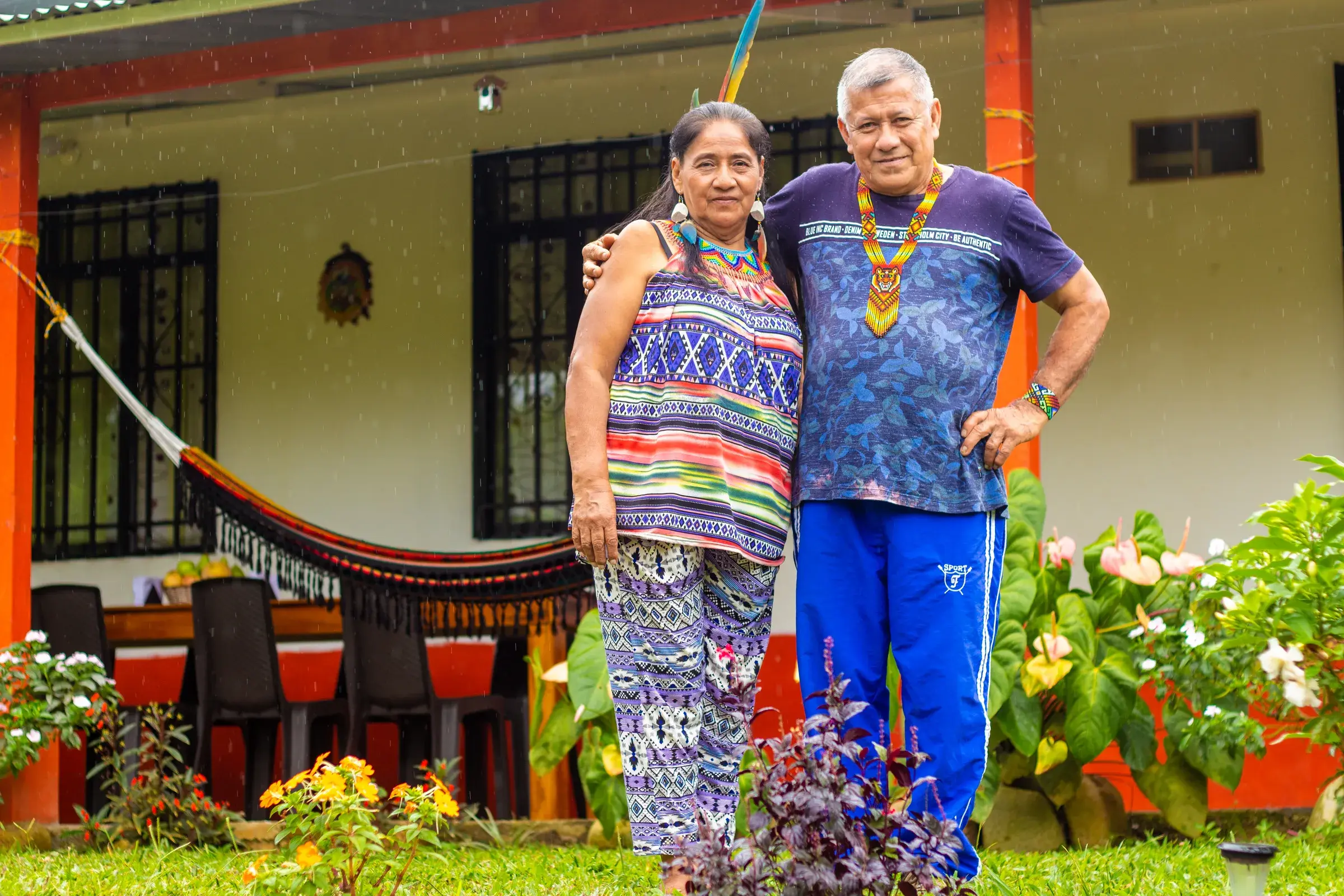 Los abuelos de la familia frente a la casa