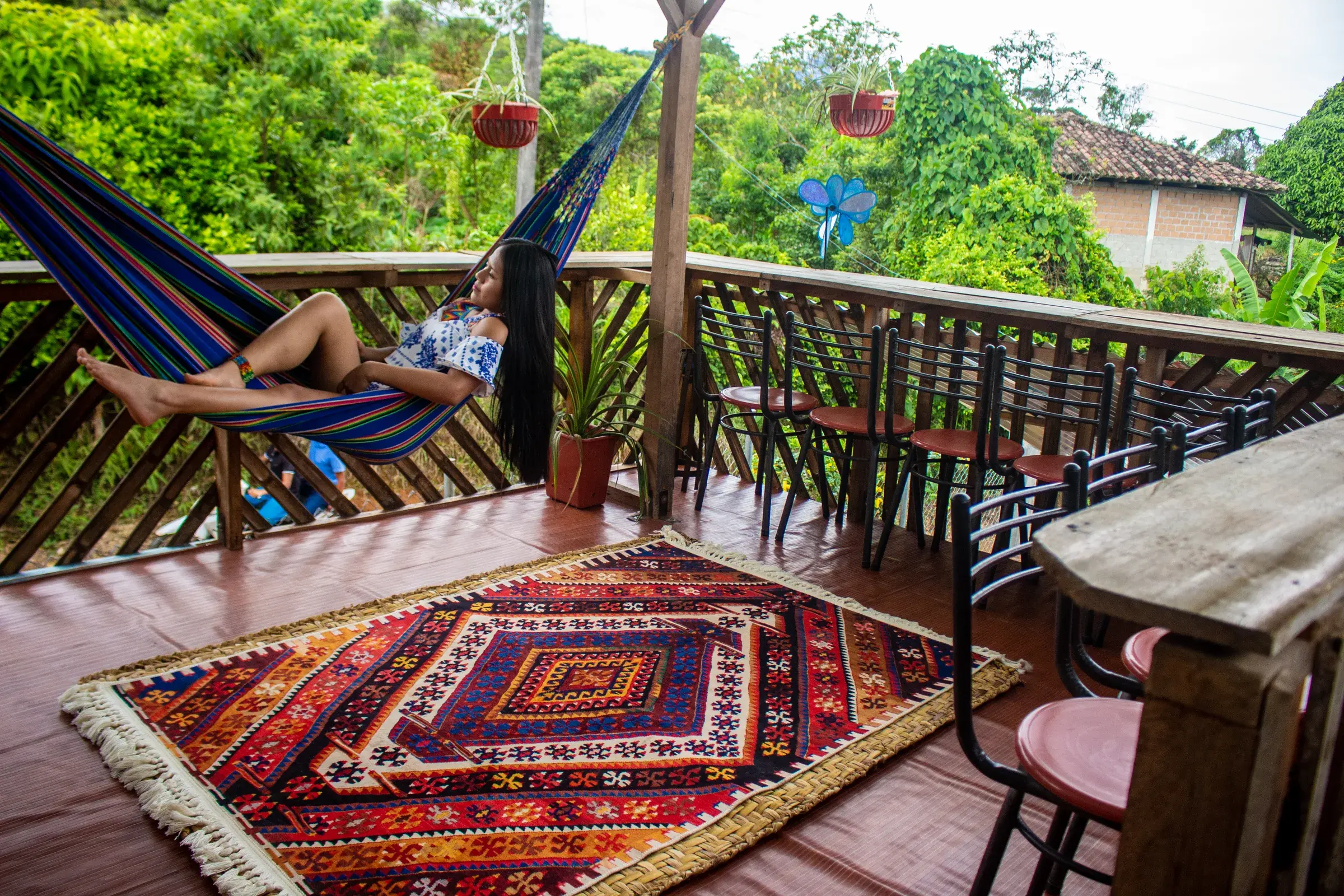 Terraza con hamacas sobre el jardín