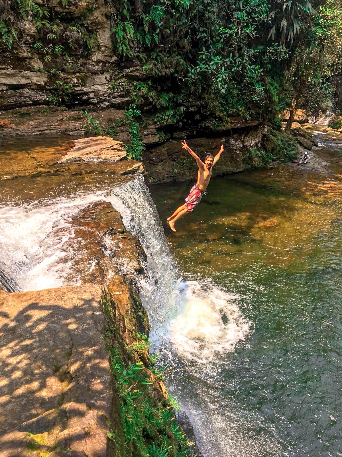 Salto a la poza de la cascada Fin del Mundo