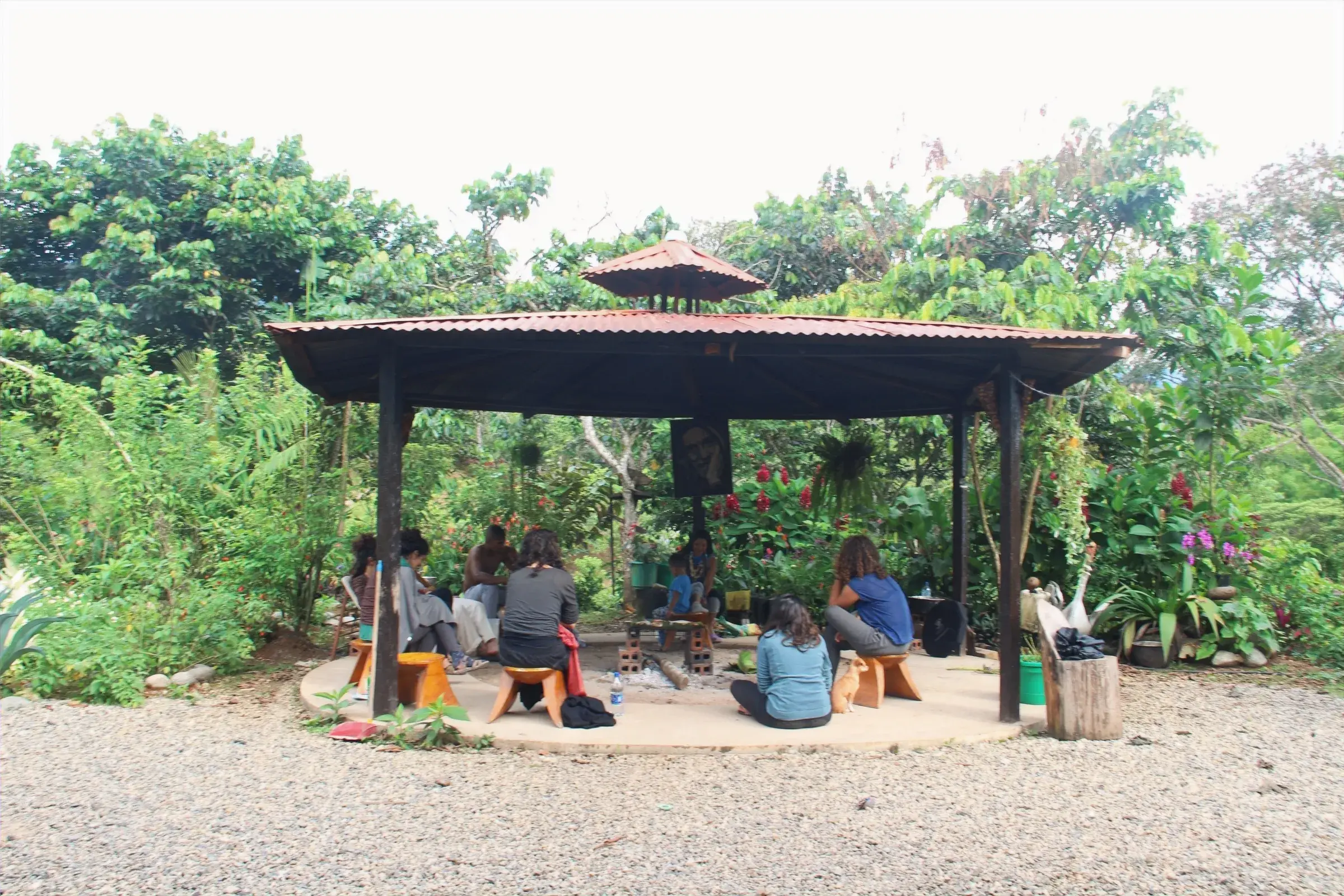 Maloca de la comunidad al borde del bosque