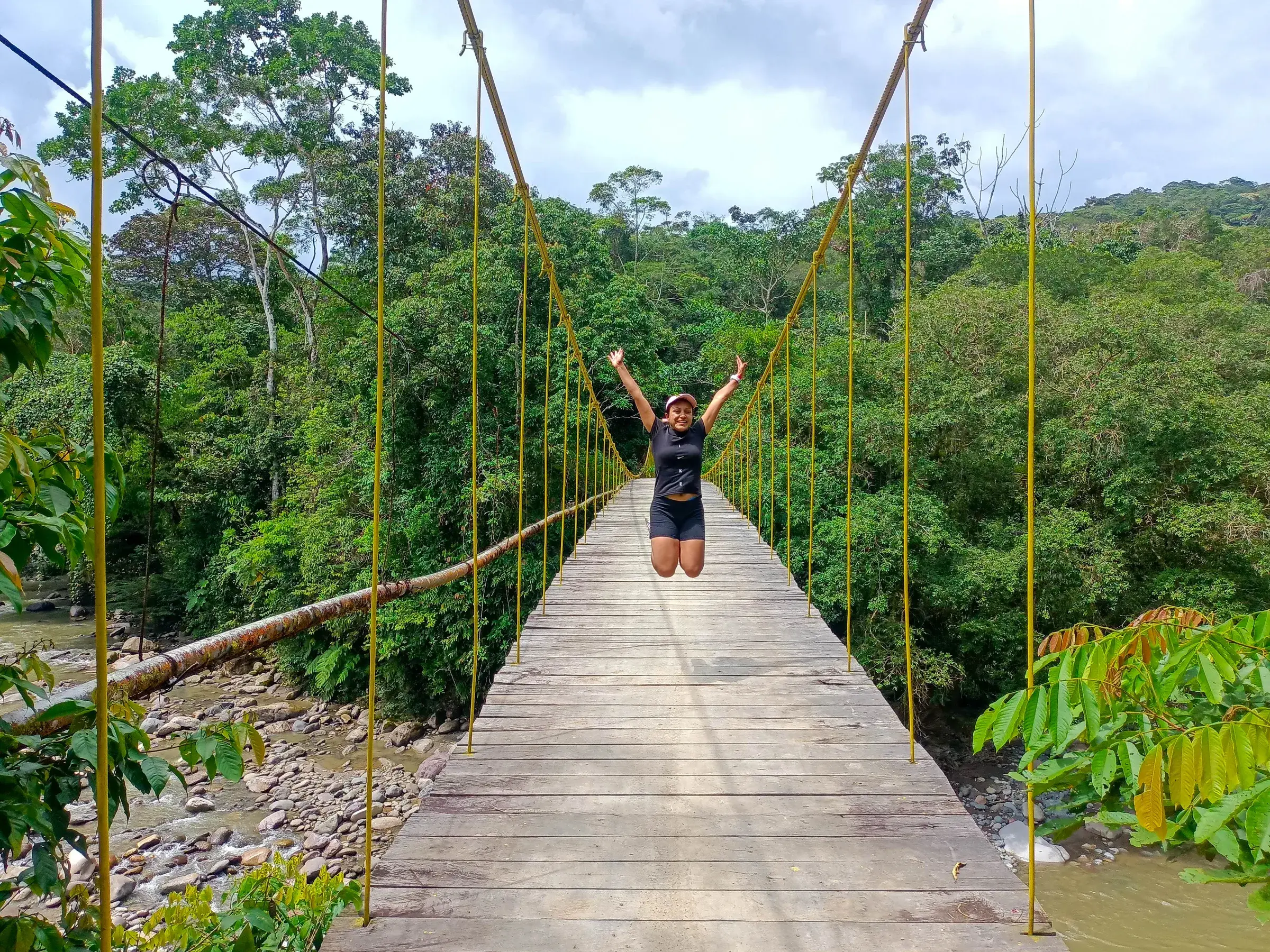 Puente colgante en la selva amazónica camino a la cascada Hornoyaco, cerca de Mocoa, Putumayo