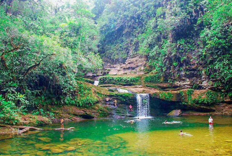 Cascada La Golondrina y su laguna verde
