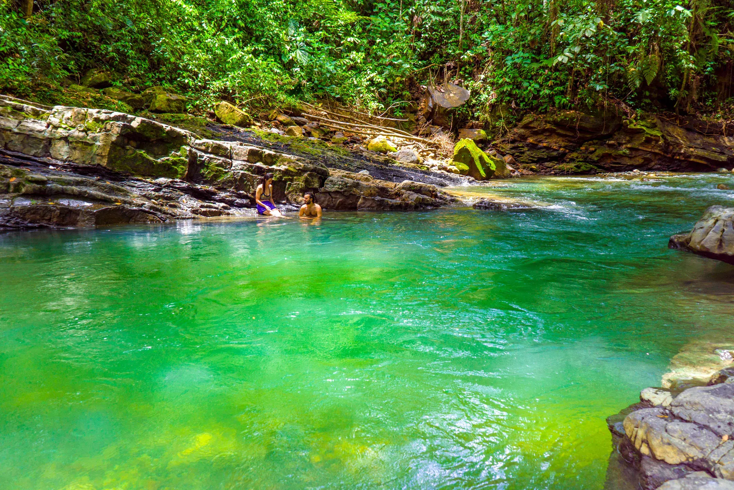 Poza de aguas turquesas en el río Rumiyaco