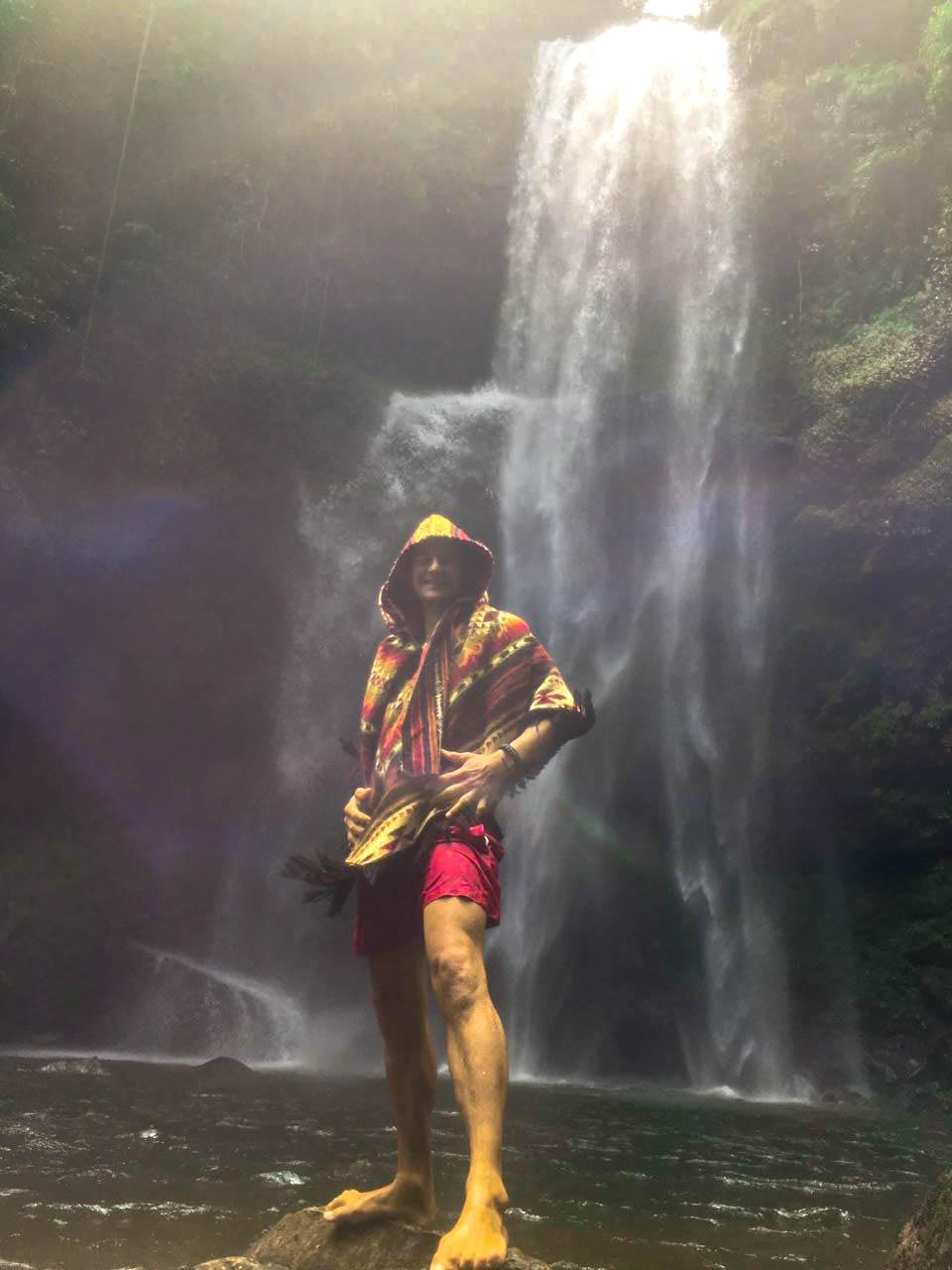 Persona con poncho ante la cascada Hornoyaco