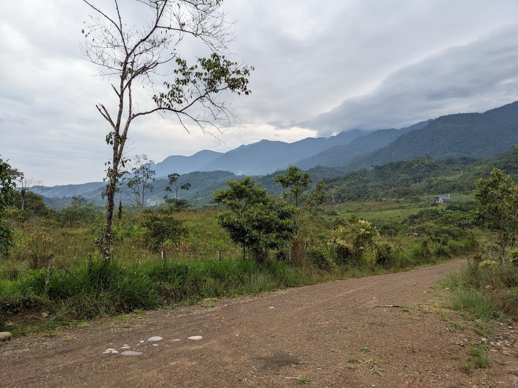 Camino rural hacia la casa con las montañas al fondo