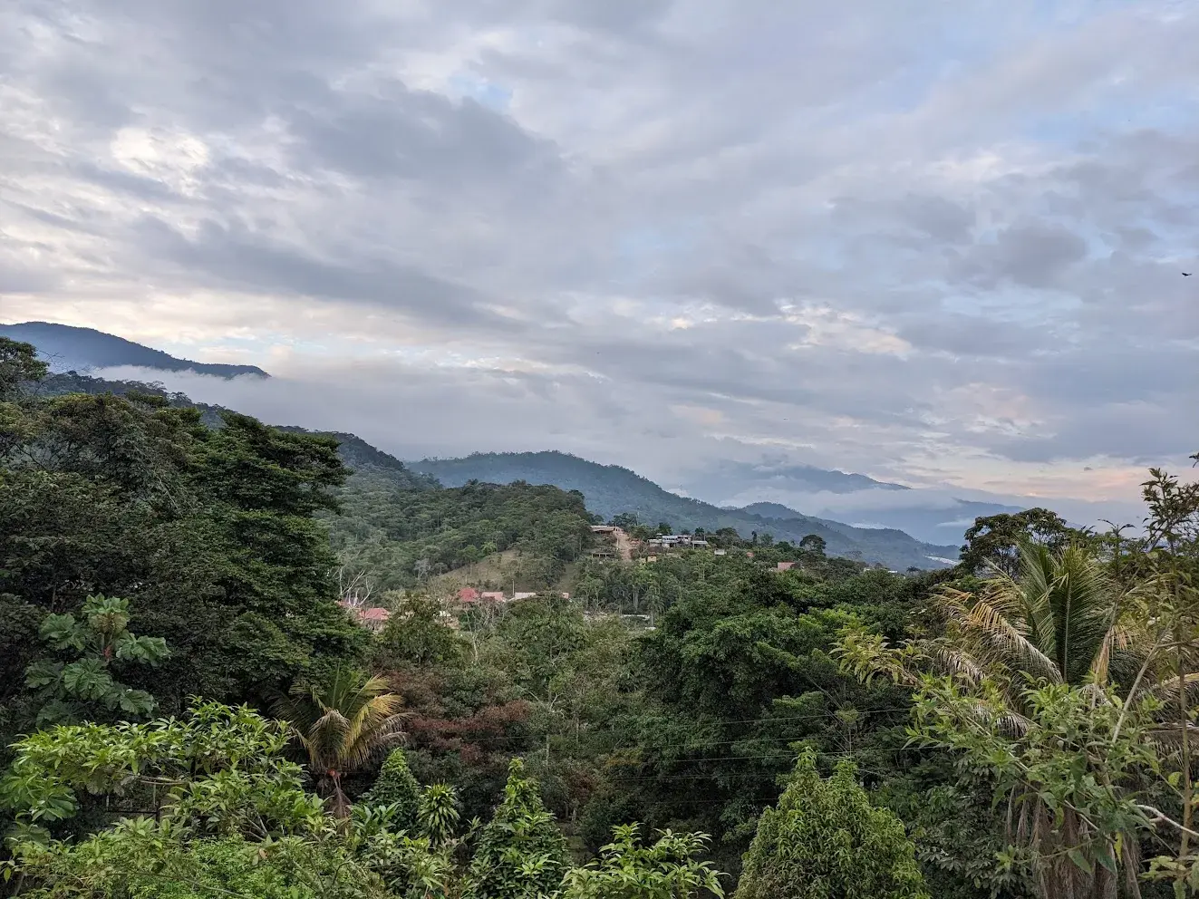 Caserío entre la selva y las montañas al amanecer, cerca de Mocoa, Putumayo