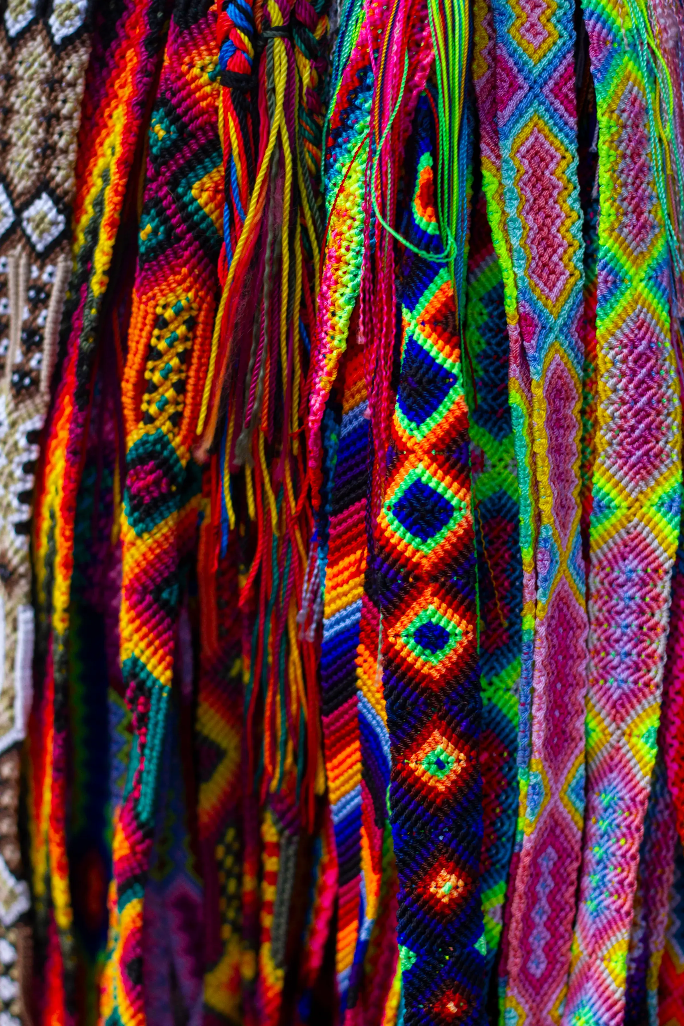 Manillas tejidas de colores