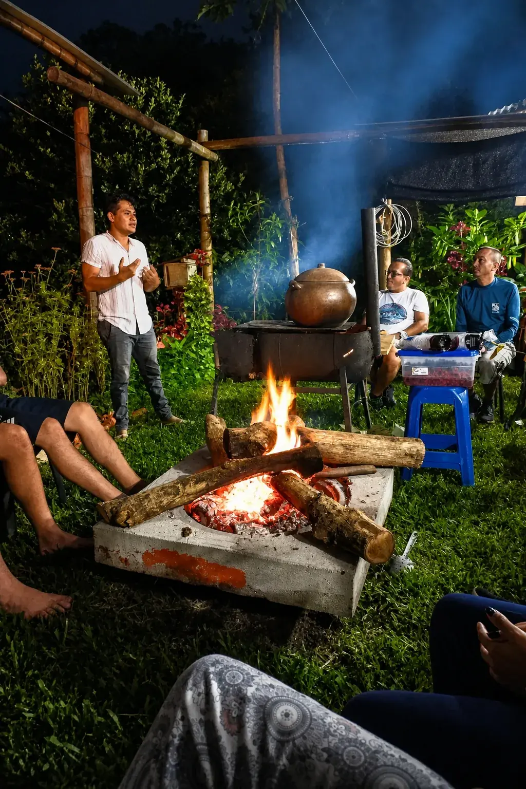 Cocinando alrededor del fuego en la noche