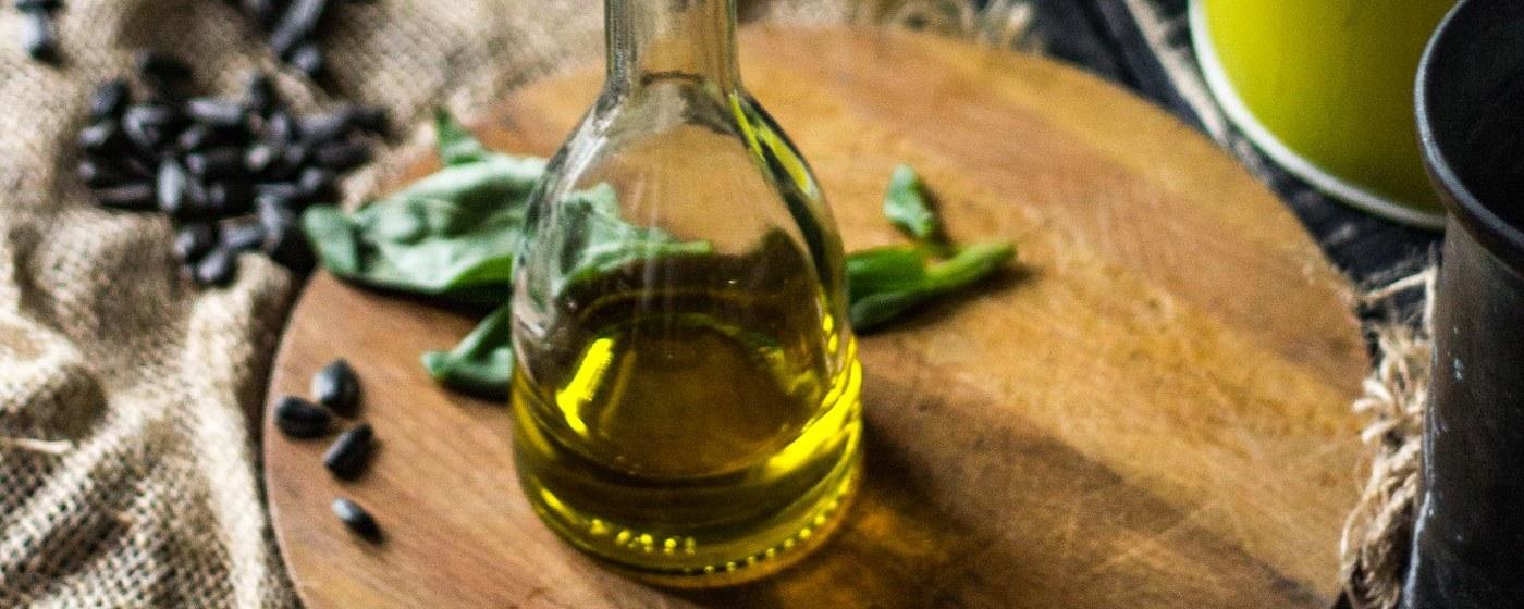 Botella de aceite prensado en frío con semillas
