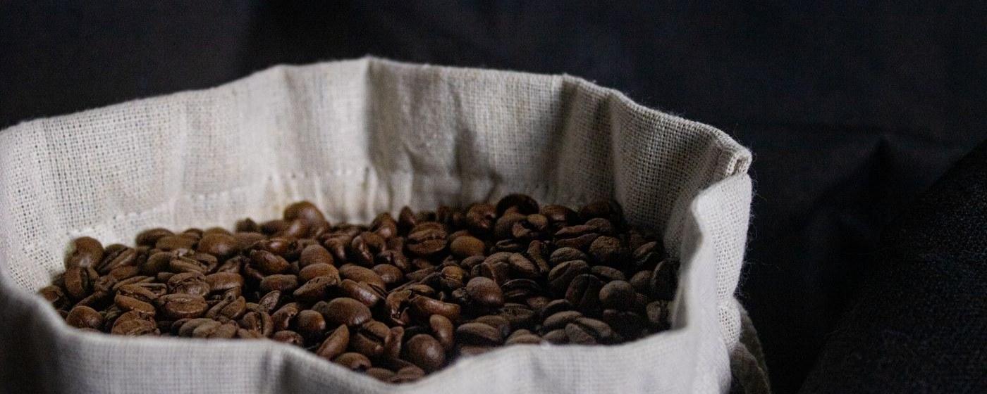 Bolsa de tela con granos de café tostado