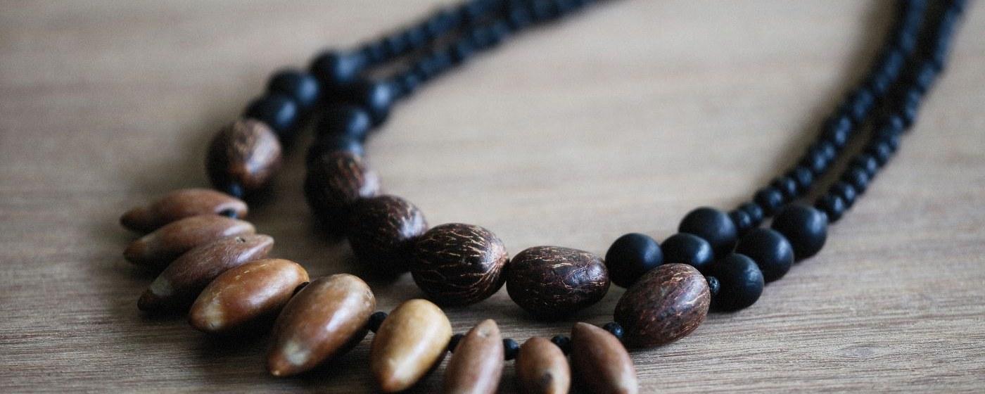 Collar de semillas de la selva enhebradas a mano