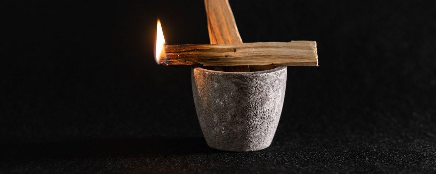 Sahumerio de copal encendido sobre soporte